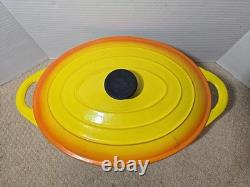 Cocotte ovale vintage en fonte avec couvercle, couleur jaune et orange. Taille 13 pouces.
