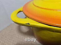 Cocotte ovale vintage en fonte avec couvercle, couleur jaune et orange. Taille 13 pouces.