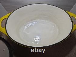 Cocotte ovale vintage en fonte avec couvercle, couleur jaune et orange. Taille 13 pouces.