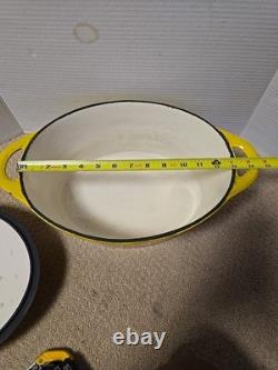 Cocotte ovale vintage en fonte avec couvercle, couleur jaune et orange. Taille 13 pouces.