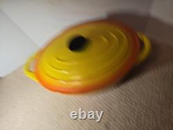 Cocotte ovale vintage en fonte avec couvercle, couleur jaune et orange. Taille 13 pouces.