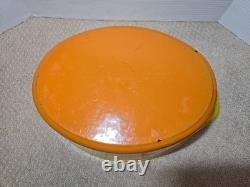 Cocotte ovale vintage en fonte avec couvercle, couleur jaune et orange. Taille 13 pouces.