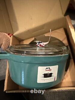 Cocotte ronde Staub 3,9 L avec couvercle en verre fabriquée en France vert menthe