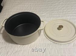 Cocotte ronde Staub en fonte 7 qt, blanche mate