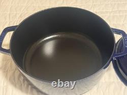 Cocotte ronde Staub en fonte 7 qt, bleu foncé