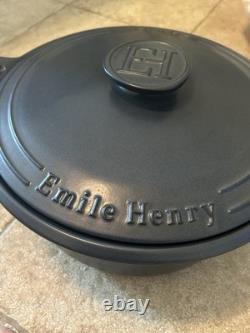 Emile Henry faitout de 7,5 Qt avec couvercle, prix régulier 335 $, neuf sans boîte, mat bleu marine foncé, rare