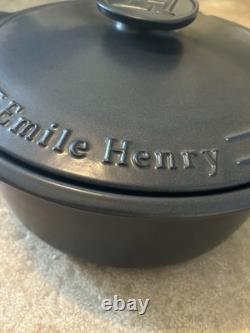 Emile Henry faitout de 7,5 Qt avec couvercle, prix régulier 335 $, neuf sans boîte, mat bleu marine foncé, rare