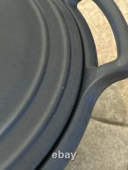 Emile Henry faitout de 7,5 Qt avec couvercle, prix régulier 335 $, neuf sans boîte, mat bleu marine foncé, rare