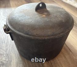 Fait en fonte vintage, faitout néerlandais avec couvercle, marqué FBP D à l'intérieur de la poignée du couvercle, antiquité