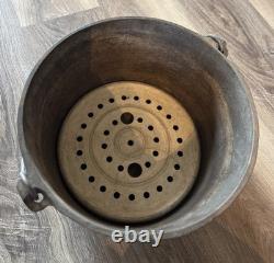 Fait en fonte vintage, faitout néerlandais avec couvercle, marqué FBP D à l'intérieur de la poignée du couvercle, antiquité