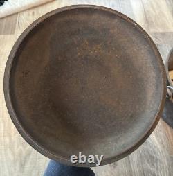 Fait en fonte vintage, faitout néerlandais avec couvercle, marqué FBP D à l'intérieur de la poignée du couvercle, antiquité