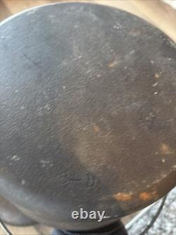 Fait en fonte vintage, faitout néerlandais avec couvercle, marqué FBP D à l'intérieur de la poignée du couvercle, antiquité