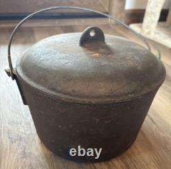 Fait en fonte vintage, faitout néerlandais avec couvercle, marqué FBP D à l'intérieur de la poignée du couvercle, antiquité