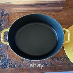 Faitout ovale peu profond large en fonte Staub avec bouton en forme de lapin jaune citron 6,25 qt