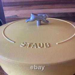 Faitout ovale peu profond large en fonte Staub avec bouton en forme de lapin jaune citron 6,25 qt