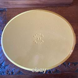 Faitout ovale peu profond large en fonte Staub avec bouton en forme de lapin jaune citron 6,25 qt