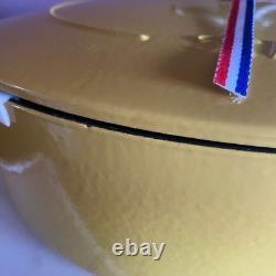 Faitout ovale peu profond large en fonte Staub avec bouton en forme de lapin jaune citron 6,25 qt