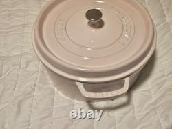 Faitout rond en fonte Staub de 7 qt, rose Faitout rond en fonte Staub de 7 qt, rose