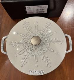 Four hollandais STAUB Flocon de Neige 24 Rond en Fonte Blanc Truffe Neuf dans la Boîte 3,75 qt