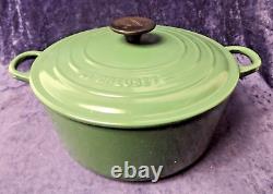 LA COCOTTE EN FER ÉMAILLÉ VERT LE CREUSET Classique de 5,5 litres #24