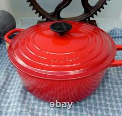 LE CREUSET ROUGE / Flamme 5,5 QT #26 COCOTTE RONDE EN FER ÉMAILLÉ AVEC COUVERCLE EN FONTRE DE FRANCE