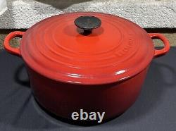 La Cocotte Le Creuset 5,5 Qt en fonte émaillée rouge avec couvercle assorti #26, fabriquée en France.