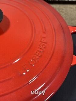 La Cocotte Le Creuset 5,5 Qt en fonte émaillée rouge avec couvercle assorti #26, fabriquée en France.