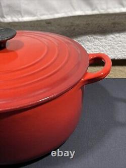 La Cocotte Le Creuset 5,5 Qt en fonte émaillée rouge avec couvercle assorti #26, fabriquée en France.