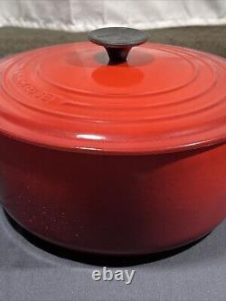 La Cocotte Le Creuset 5,5 Qt en fonte émaillée rouge avec couvercle assorti #26, fabriquée en France.