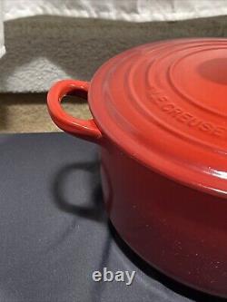 La Cocotte Le Creuset 5,5 Qt en fonte émaillée rouge avec couvercle assorti #26, fabriquée en France.