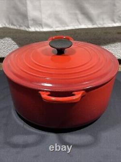 La Cocotte Le Creuset 5,5 Qt en fonte émaillée rouge avec couvercle assorti #26, fabriquée en France.