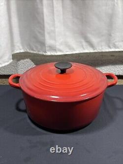 La Cocotte Le Creuset 5,5 Qt en fonte émaillée rouge avec couvercle assorti #26, fabriquée en France.