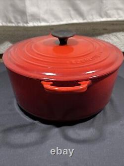 La Cocotte Le Creuset 5,5 Qt en fonte émaillée rouge avec couvercle assorti #26, fabriquée en France.