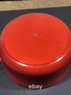 La Cocotte Le Creuset 5,5 Qt en fonte émaillée rouge avec couvercle assorti #26, fabriquée en France.