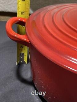 La Cocotte Le Creuset 5,5 Qt en fonte émaillée rouge avec couvercle assorti #26, fabriquée en France.