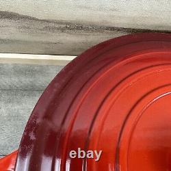La Cocotte Ronde en Fonte Émaillée Signature Le Creuset de 6 3/4 pintes de couleur rouge