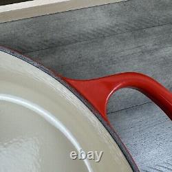 La Cocotte Ronde en Fonte Émaillée Signature Le Creuset de 6 3/4 pintes de couleur rouge