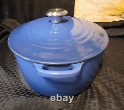 La Cocotte en Fonte Émaillée Le Creuset avec Bouton Signature Ovale Cobalt de 6,75 Qt #31