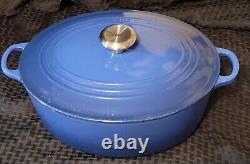 La Cocotte en Fonte Émaillée Le Creuset avec Bouton Signature Ovale Cobalt de 6,75 Qt #31