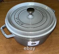 La Cocotte en fonte Staub Dutch Oven ronde de 5,5 litres avec couvercle en graphite gris