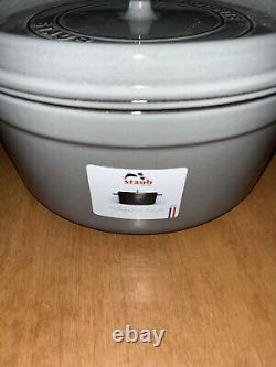 La Cocotte en fonte Staub Dutch Oven ronde de 5,5 litres avec couvercle en graphite gris