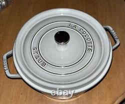 La Cocotte en fonte Staub Dutch Oven ronde de 5,5 litres avec couvercle en graphite gris