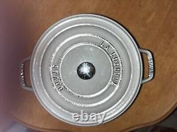 La Cocotte en fonte Staub Dutch Oven ronde de 5,5 litres avec couvercle en graphite gris