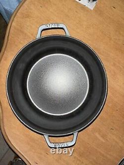 La Cocotte en fonte Staub Dutch Oven ronde de 5,5 litres avec couvercle en graphite gris