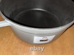 La Cocotte en fonte Staub Dutch Oven ronde de 5,5 litres avec couvercle en graphite gris