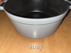 La Cocotte en fonte Staub Dutch Oven ronde de 5,5 litres avec couvercle en graphite gris