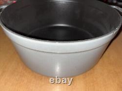 La Cocotte en fonte Staub Dutch Oven ronde de 5,5 litres avec couvercle en graphite gris