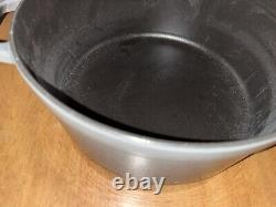 La Cocotte en fonte Staub Dutch Oven ronde de 5,5 litres avec couvercle en graphite gris