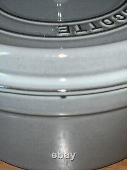 La Cocotte en fonte Staub Dutch Oven ronde de 5,5 litres avec couvercle en graphite gris