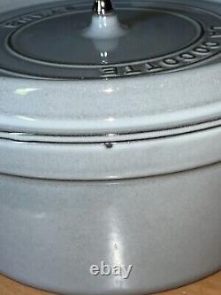 La Cocotte en fonte Staub Dutch Oven ronde de 5,5 litres avec couvercle en graphite gris